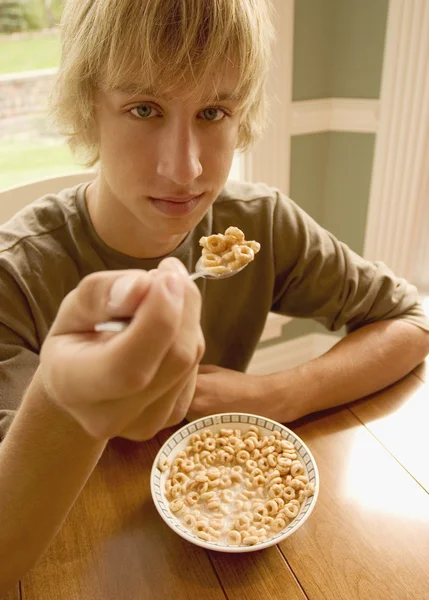 Teenager isst Getreide — Stockfoto