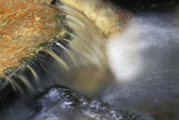 Water streaming via rotsen — Stockfoto