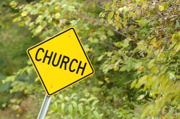 Chiesa segno sul lato della strada — Foto Stock