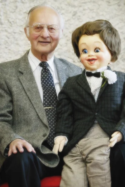 Ventriloquista con títere —  Fotos de Stock