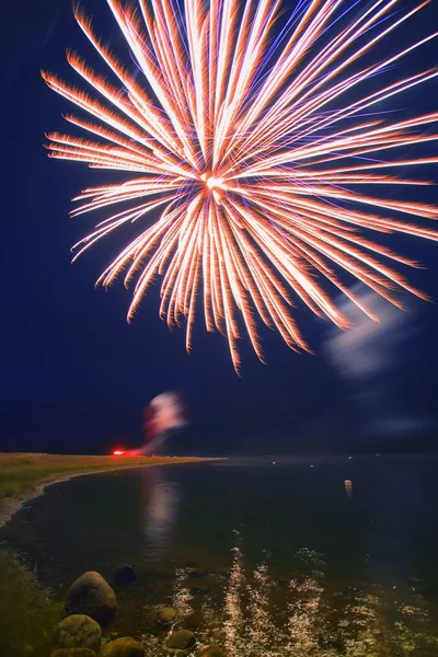 Feuerwerk über einem Gewässer — Stockfoto