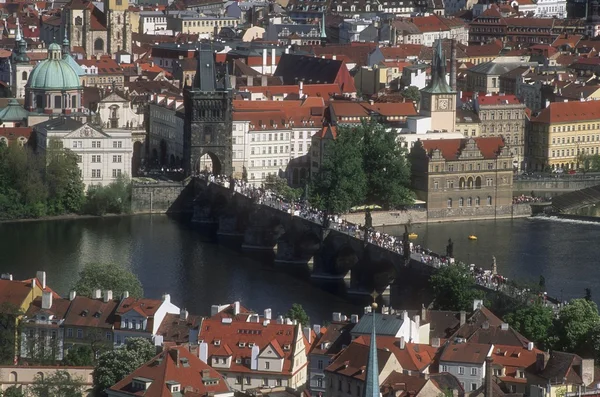 Luchtfoto van charles bridge, prague, Tsjechië — Stockfoto