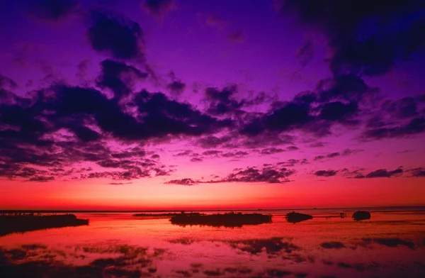Göl üzerinde nefes kesen gökyüzü — Stok fotoğraf