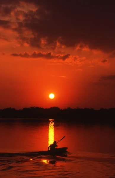 Um remador solitário ao pôr do sol — Fotografia de Stock