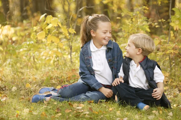 男の子と女の子が一緒にぶらついて — ストック写真