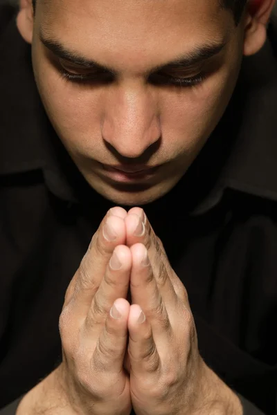 Людина молиться — стокове фото