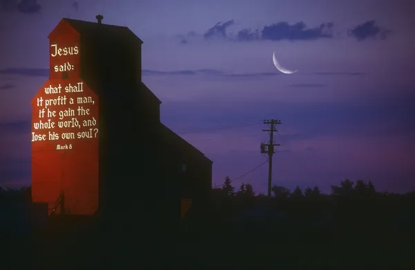 Uma mensagem bíblica no lado de um elevador de grãos, Nisku, Alberta, Canadá — Fotografia de Stock