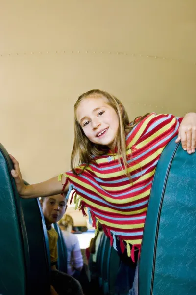 Criança em um ônibus escolar — Fotografia de Stock