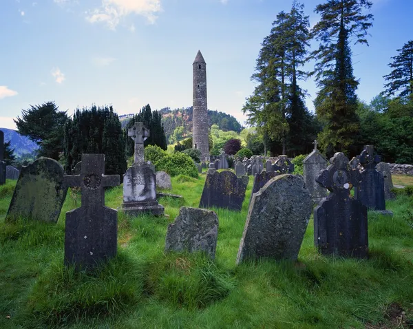 Staré náhrobní kameny a věže kláštera glendalough kostel, historické st. kevin — Stock fotografie