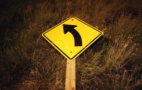 Um sinal de estrada no chão — Fotografia de Stock