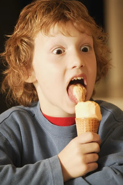 Niño come helado. — Foto de Stock