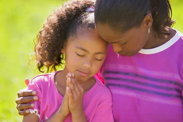 Twee mensen samen bidden — Stockfoto