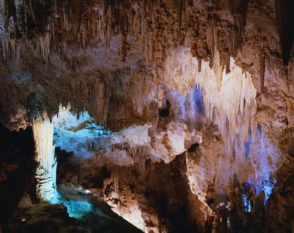 Stalagmieten en stalagtites decoreren een kamer in carlsbad caverns, carlsbad caverns national park — Stockfoto