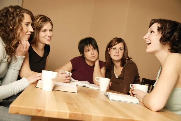 Groep van tieners vergadering samen — Stockfoto