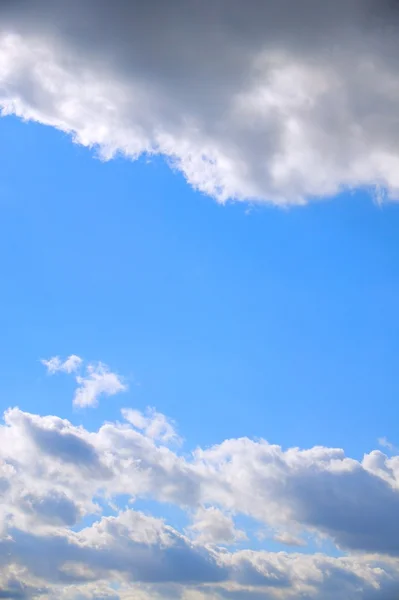 Blauwe lucht met wolken — Stockfoto