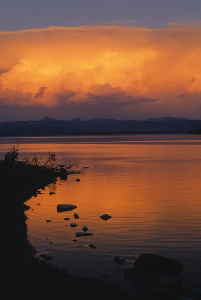 Puesta de sol en el lago Yellowstone, desde Pumice Point, Parque Nacional Yellowstone —  Fotos de Stock