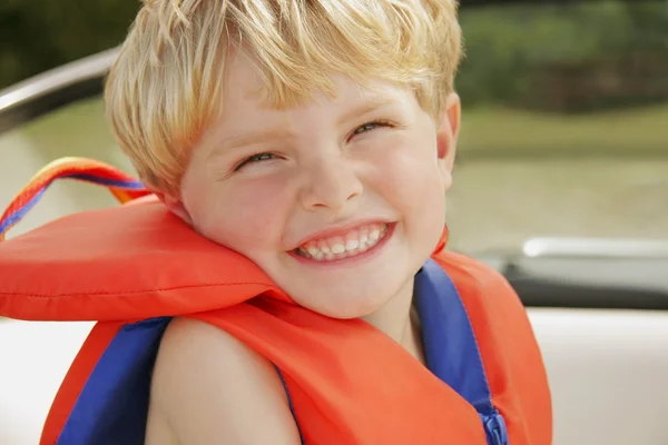 Ein glücklicher kleiner Junge mit Schwimmweste — Stockfoto