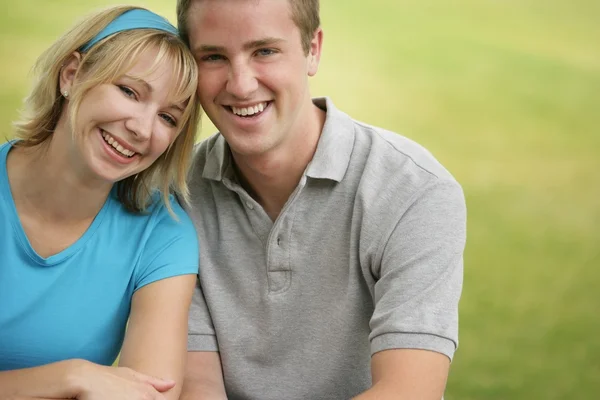 Un jeune couple amoureux — Photo