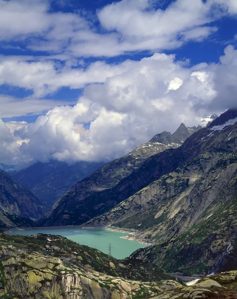 En hydro elektrisk reservoar i schweiziska Alperna — Stockfoto