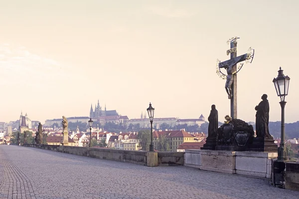 Staty av cross med urban bakgrund — Stockfoto