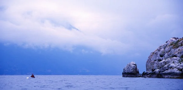 Vista panoramica su una canoa vicino all'isola di incudine — Foto Stock