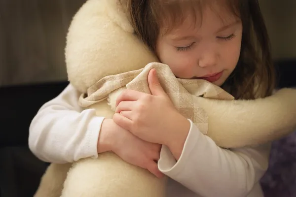 Niño abrazos oso — Foto de Stock