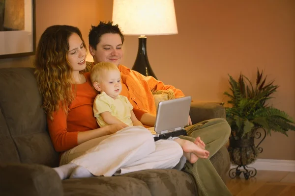 Junge Familie schaut Film auf tragbarem DVD-Player — Stockfoto