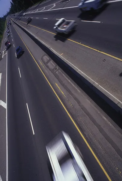 Trafik på en trafikerad väg — Stockfoto