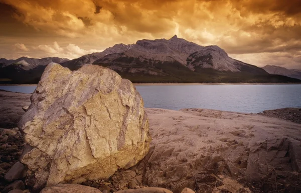 多岩石的海岸和湖 — 图库照片