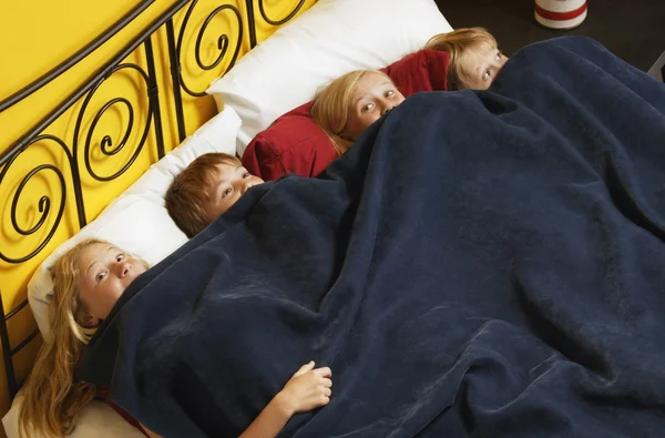 Een groep van meisjes met een sleepover — Stockfoto