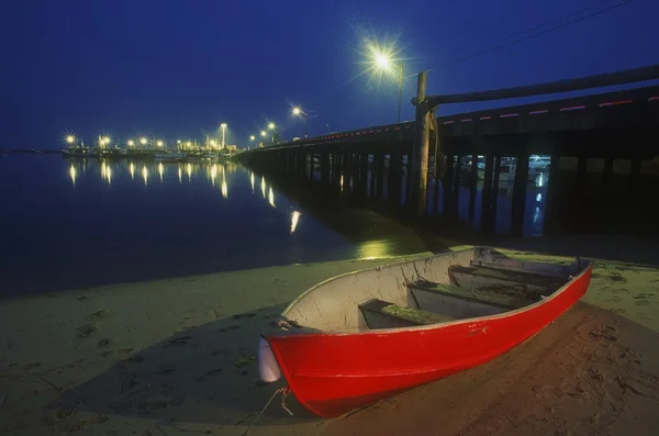 Empty Rowboat At Night, Provincetown, Cape Cod, Massachusetts, EUA . — Fotografia de Stock