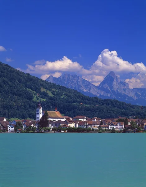 Schweizer Stadt am Seeufer — Stockfoto