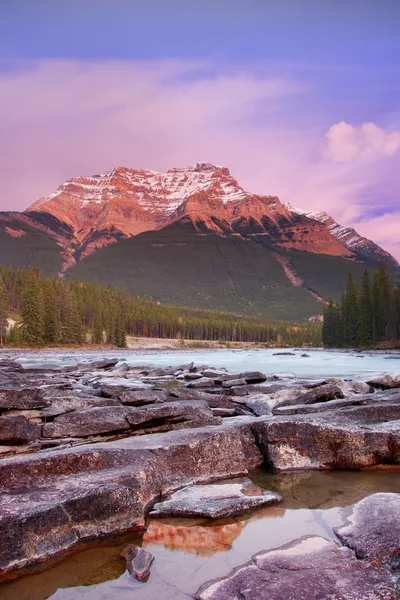 Mount Kerkeslin, Athabasca Falls, Jasper National Park, Jasper, Alberta, Canada — Stock Photo, Image