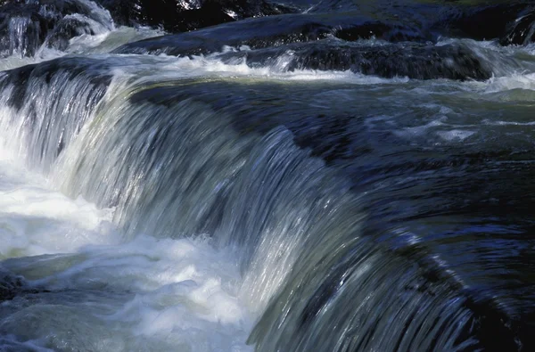 Ett litet vattenfall — Stockfoto