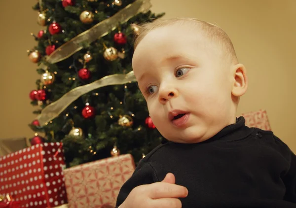 Yürümeye başlayan çocuk Noel — Stok fotoğraf