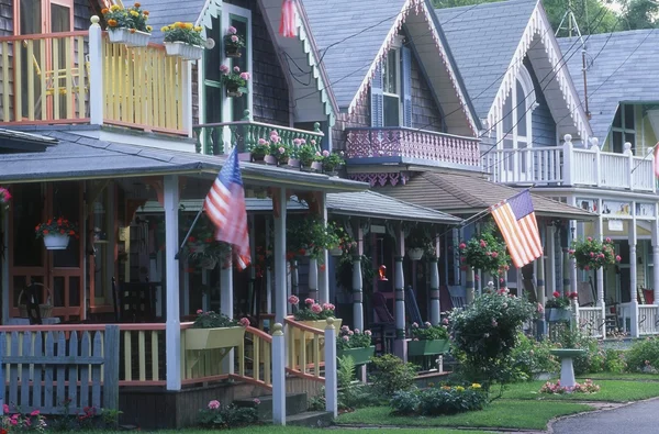 A Row Of Gingerbread Wooden Houses, Oak Bluffs, Martha 's Vineyard, Massachusetts, U.S.A. . — стоковое фото