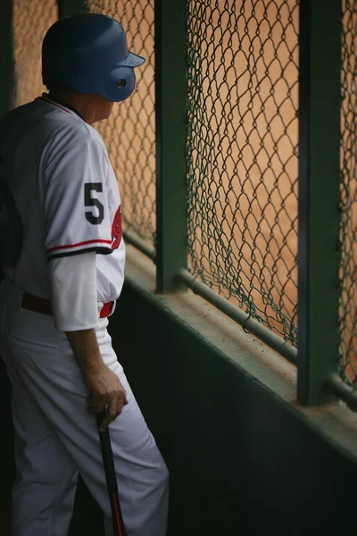 Jogador de beisebol em Dugout — Fotografia de Stock