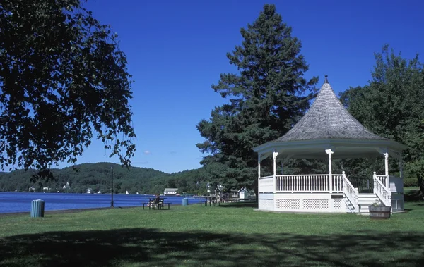 Un gazebo in un parco vicino ad un corpo d'acqua — Foto Stock