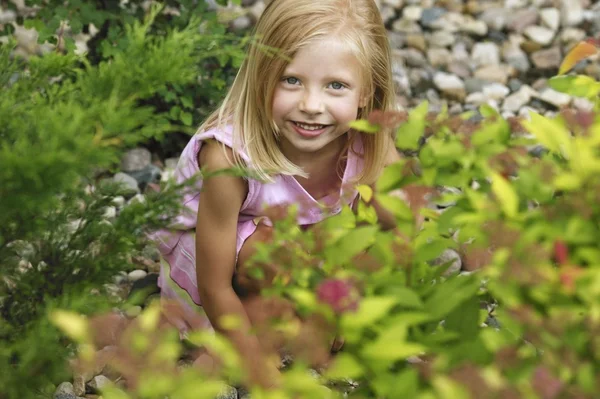 Kind versteckt sich hinter Busch — Stockfoto