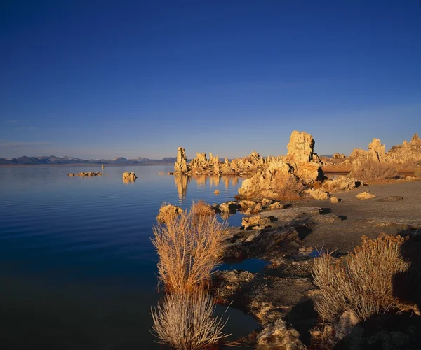 As formações de pedra são típicas do lago Mono — Fotografia de Stock