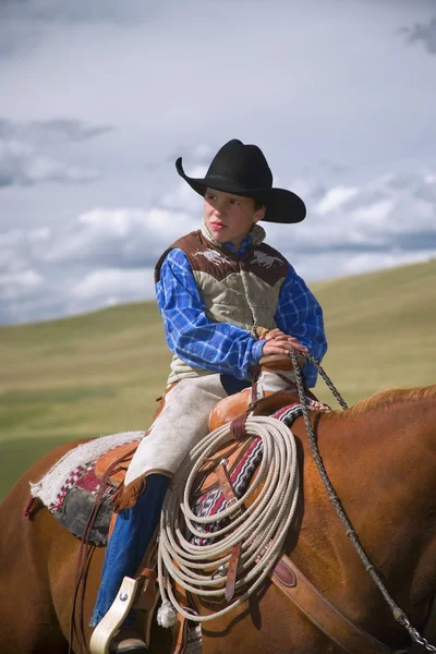 Ung cowboy på häst — Stockfoto