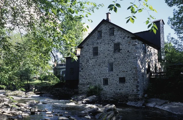 nehir tarafından taş ev