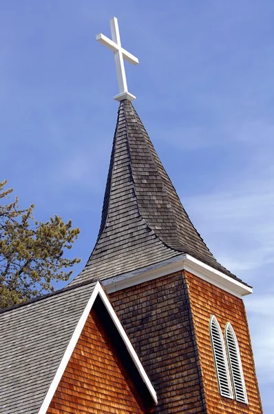 Una cruz en un campanario de iglesia — Foto de Stock