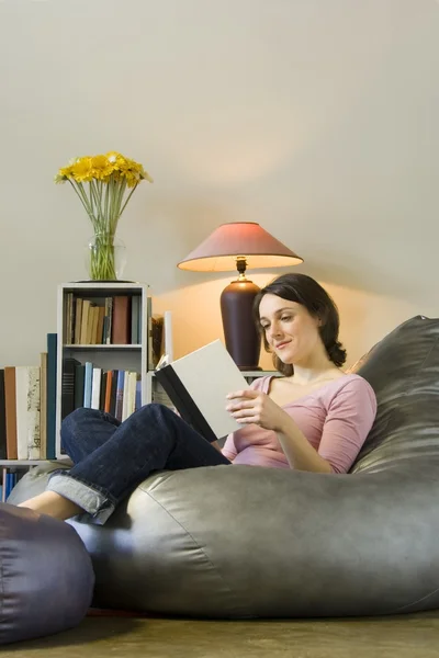 Mujer leyendo — Foto de Stock