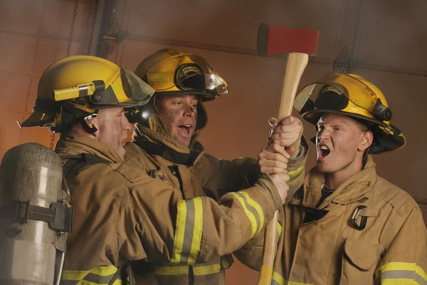 Brandweerlieden met bijl — Stockfoto