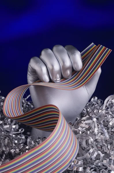 Silberne Hand mit Computerkabel — Stockfoto