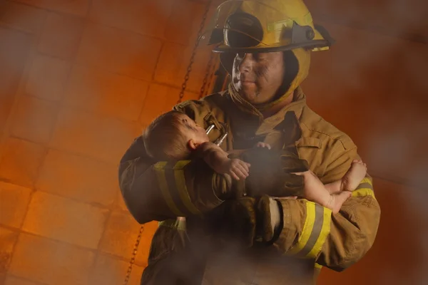 Feuerwehr rettet Baby — Stockfoto