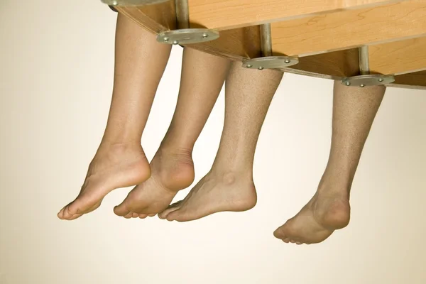 Nohy visí nad balkonem — Stock fotografie