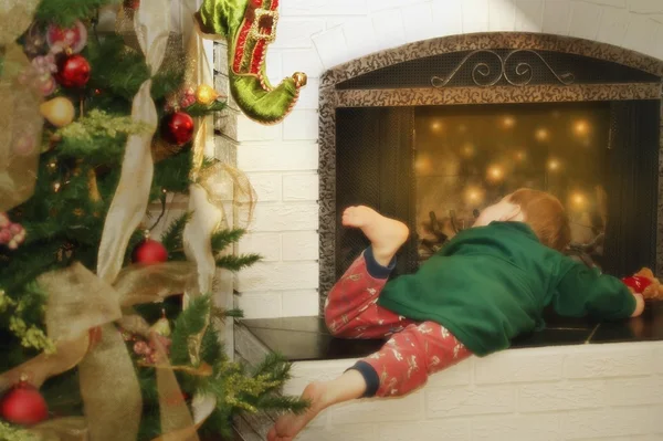 Çocuk Noel Baba'yı kontrol eder. — Stok fotoğraf