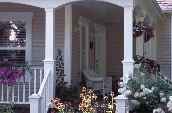 Een veranda van een huis met bloemen weergegeven — Stockfoto